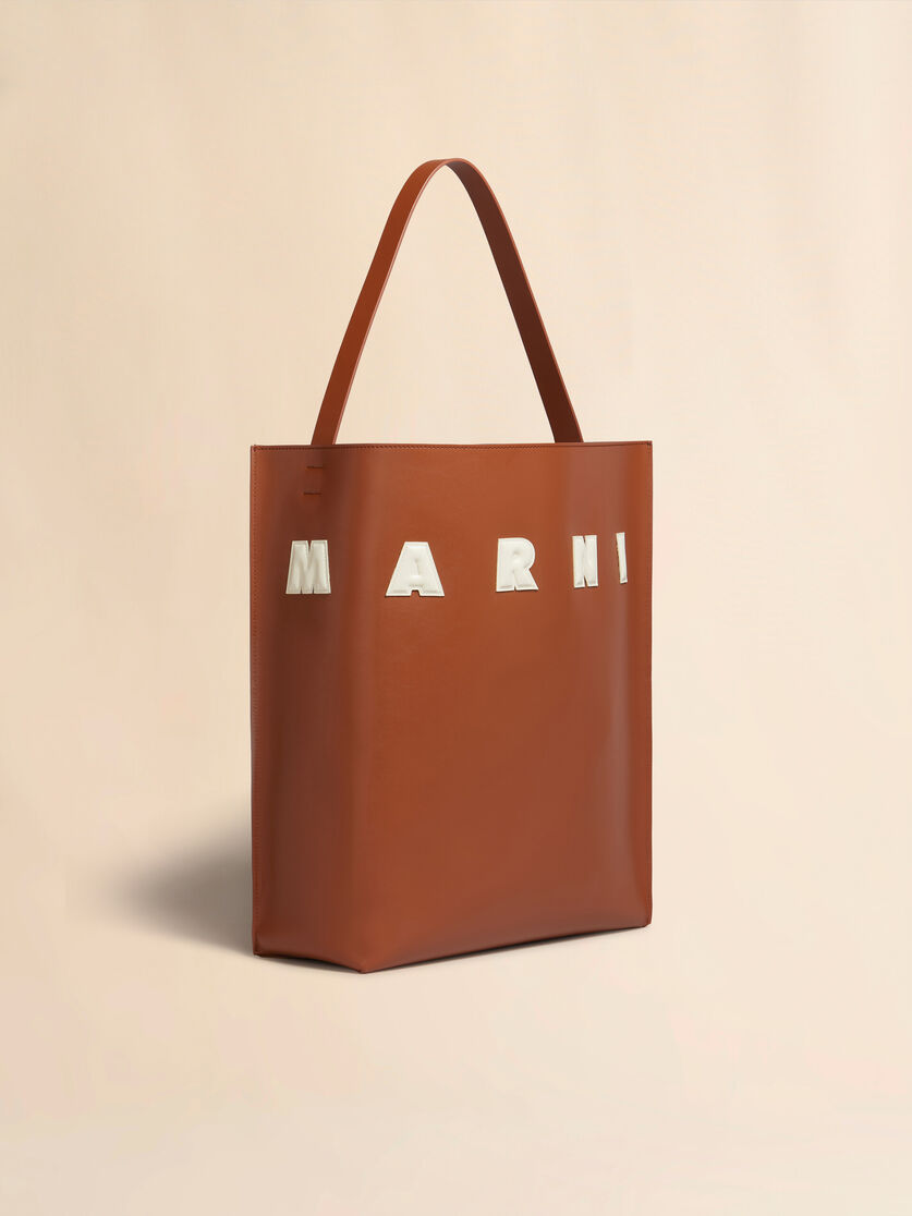 Bolso hobo Museo de piel marrón y blanca con parches - Bolsos shopper - Image 6