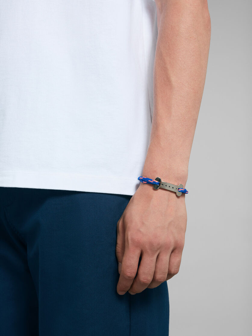 Bracelet en lacet bleu avec plaque en forme d’os - Bracelets - Image 2