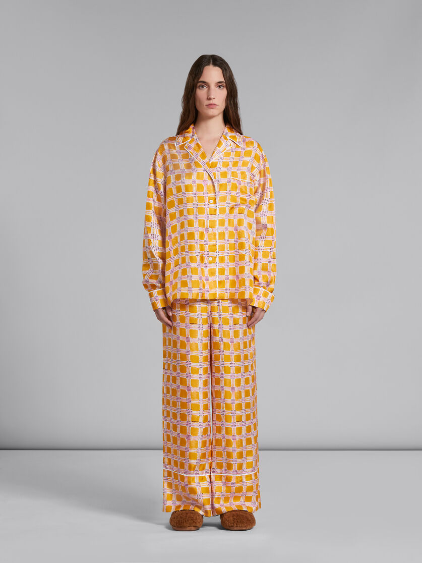 Pantalones de pijama amarillos de sarga de seda con estampado Check Fields - Pantalones - Image 2