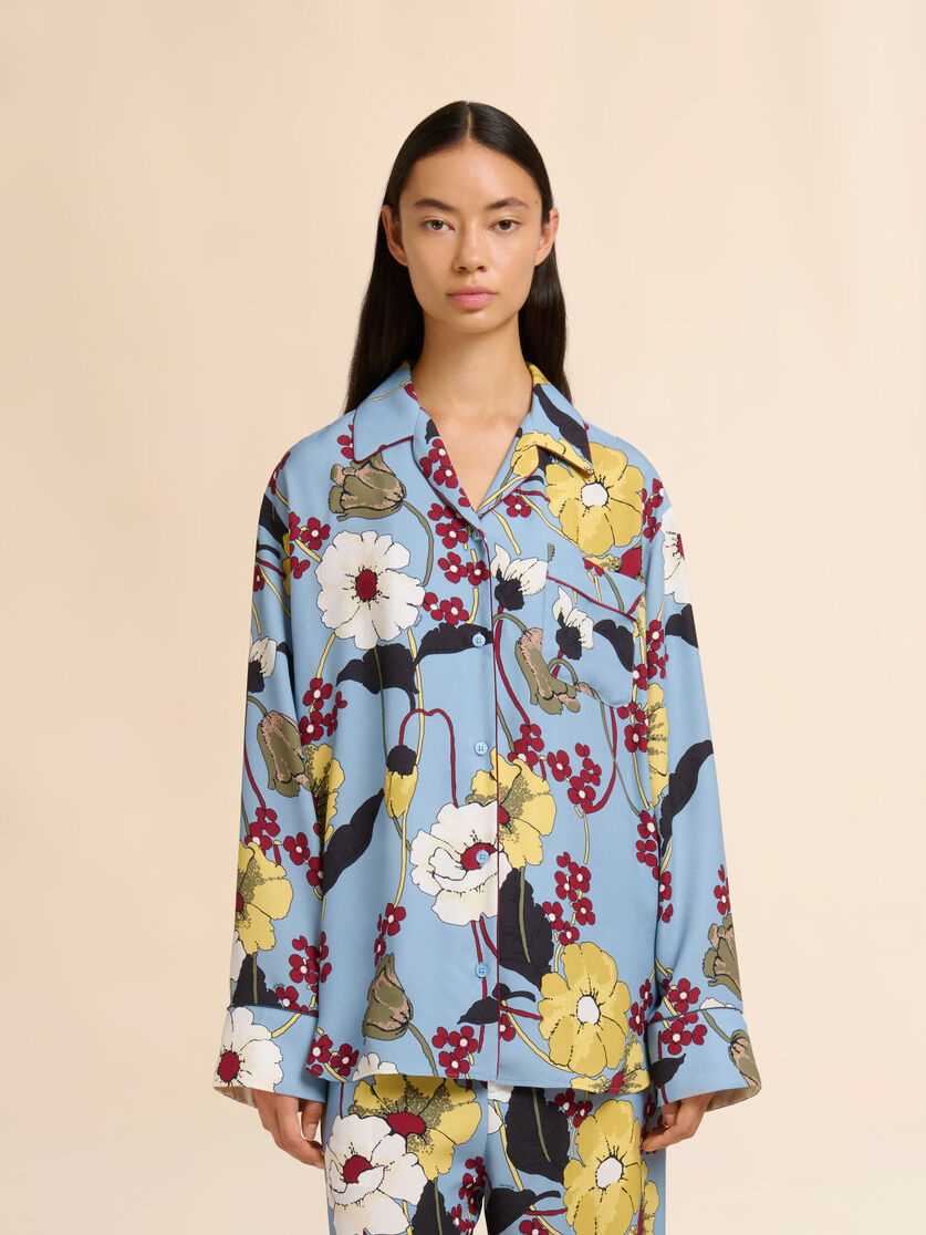 Blue envers satin pyjama shirt with Melodia print, Image 2