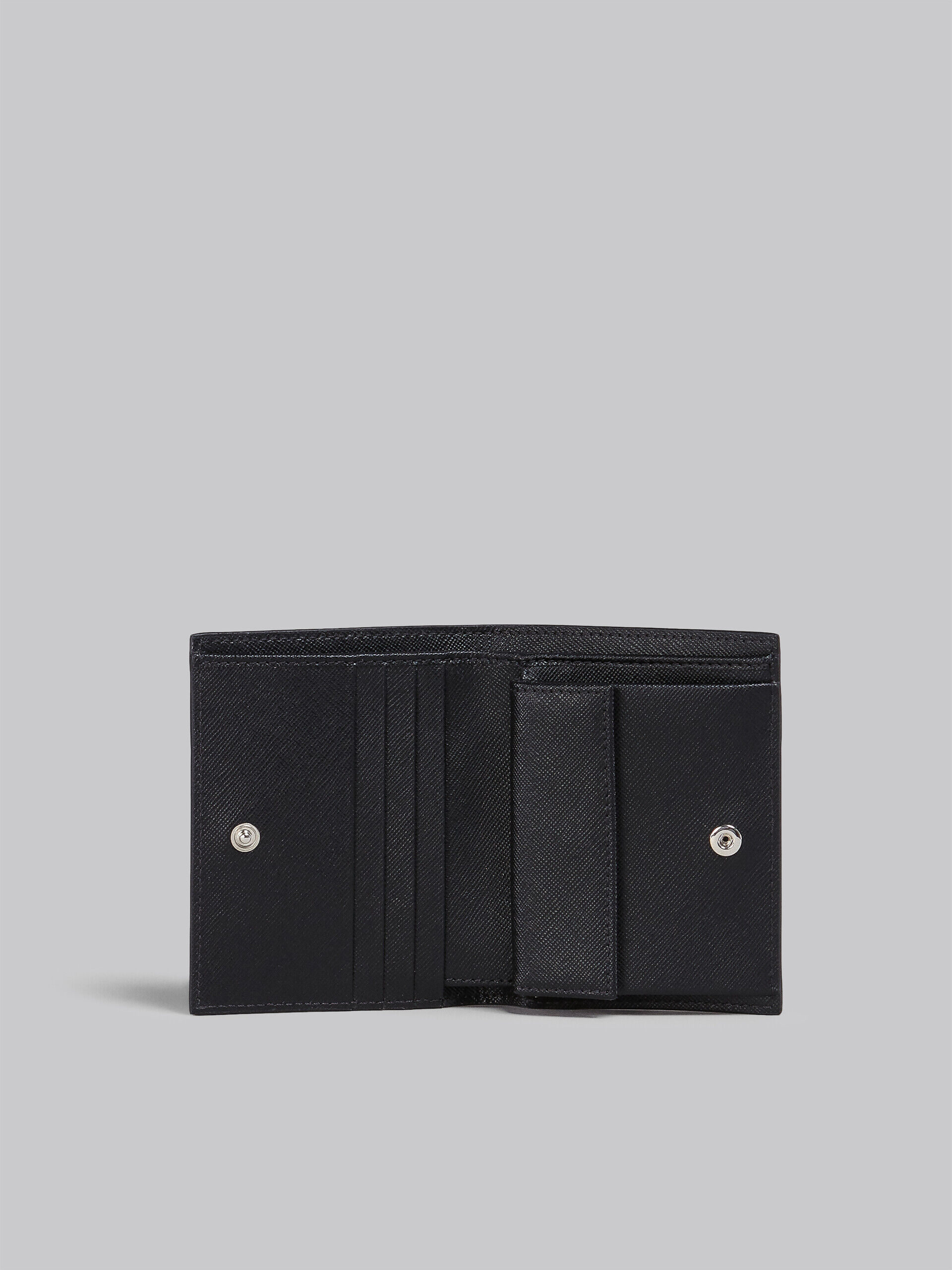 ブラック サフィアーノカーフレザー製 二つ折り財布財布