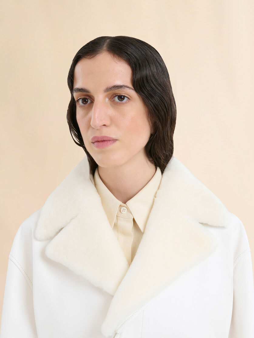 Abrigo de napa blanca con cuello de shearling - Abrigos - Image 4