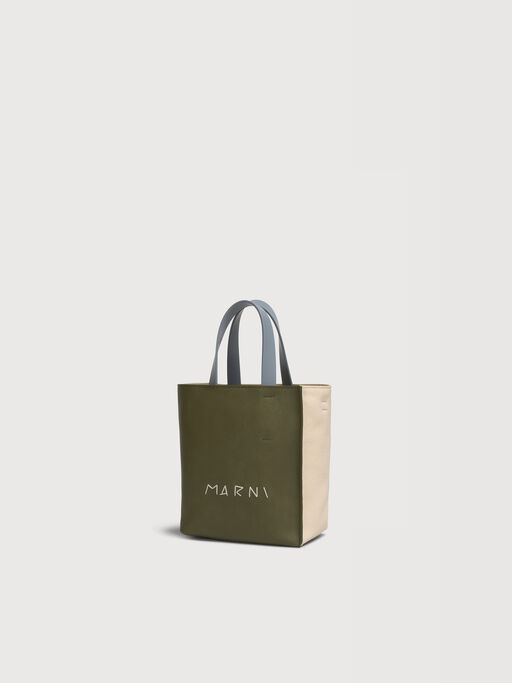 Bolso Museo mini de piel verde oscuro, crema y marr&oacute;n azul con bordado Marni Mending - Bolsos shopper