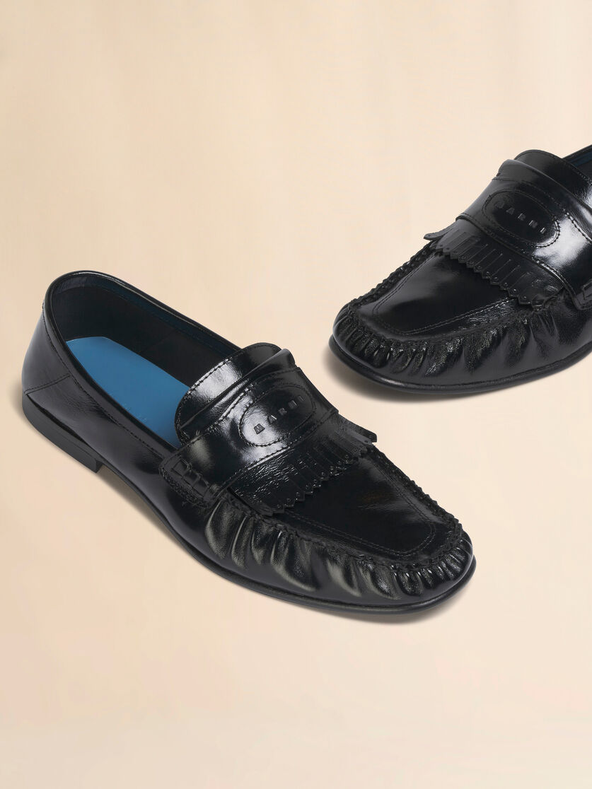 Mocassins en cuir noir avec pompons et talon pliable, Image 4