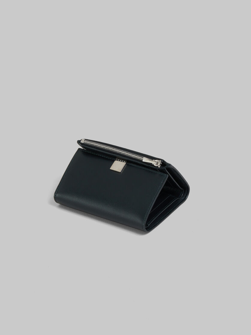 Portafoglio Prisma tri-fold in pelle nera con placca in metallo - Portafogli - Image 4