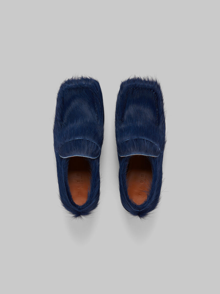Dark blue long hair calfskin heeled loafer - Pumps - Image 4