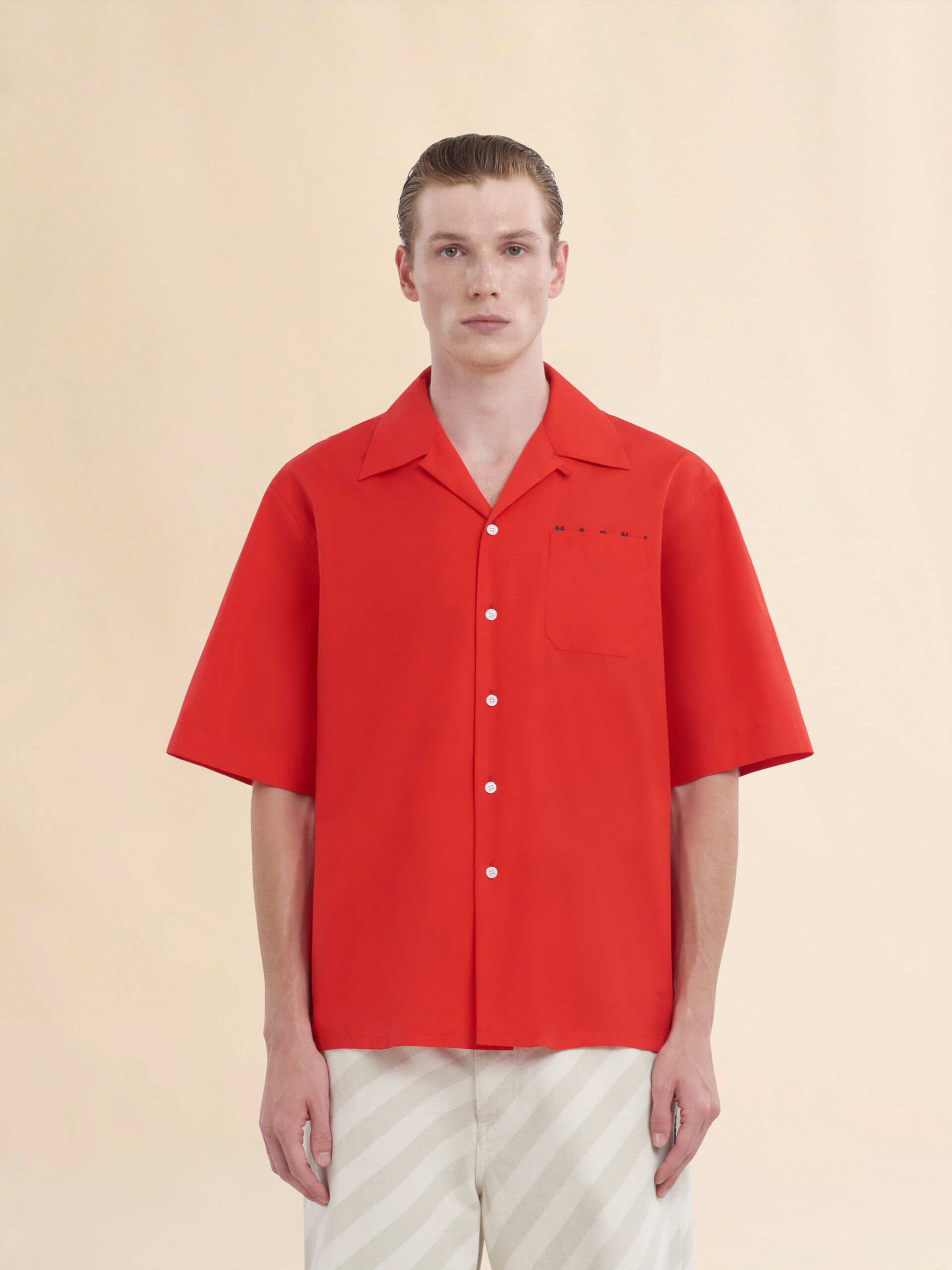 【関税込み】Marni レッド プリント フーディ レッド オーガニックポプリン製ボウリングシャツ、隠しロゴ入り