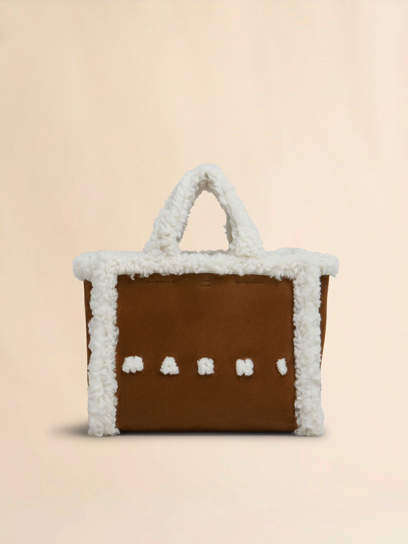 Sac à main en daim marron avec bord en shearling blanc - Sacs cabas - Image 1