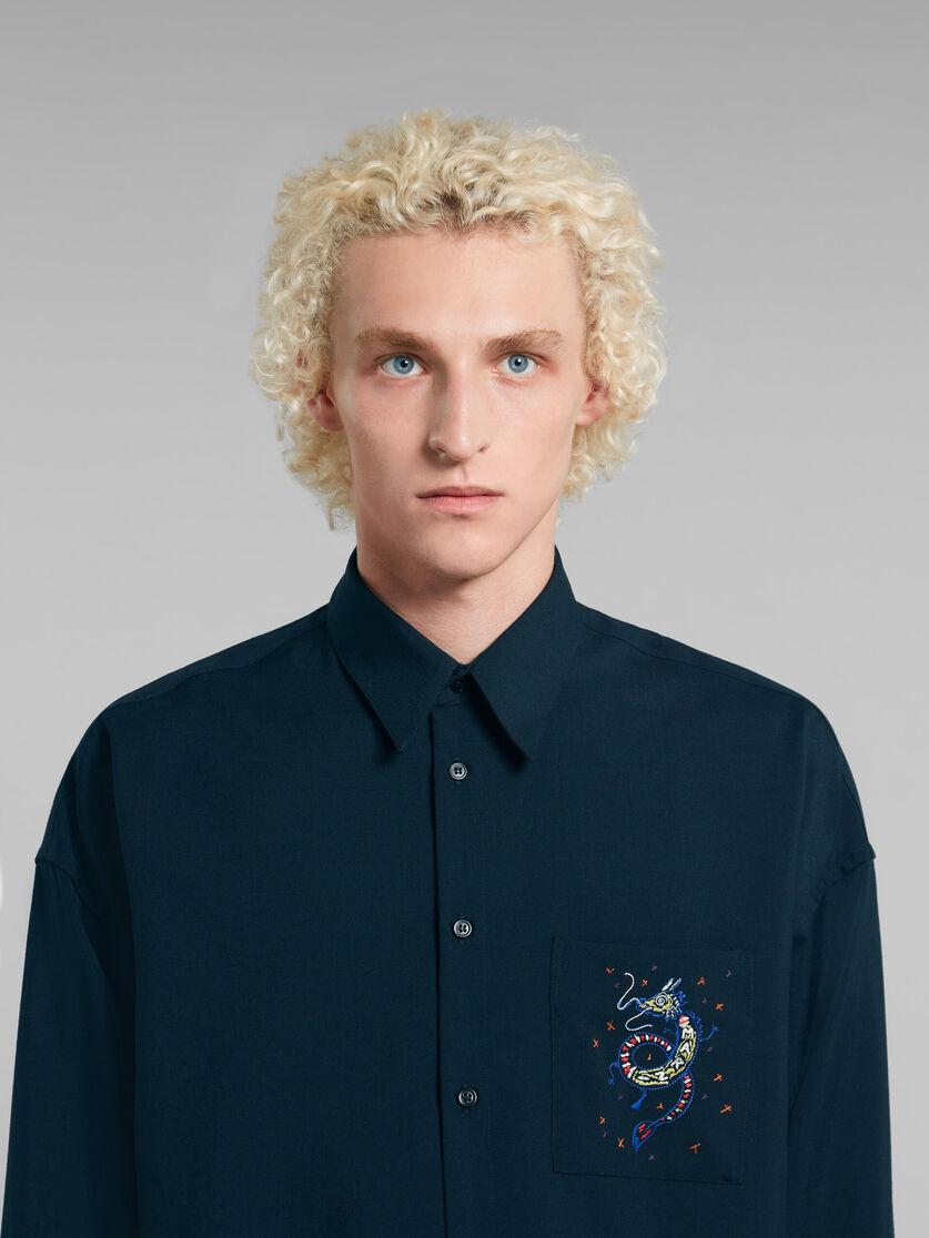 Camicia blu scuro in lana con drago ricamato - Camicie - Image 4