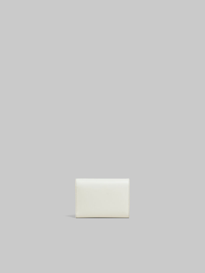 ブラック レザー製 Prisma 三つ折りウォレット、メタルプレート付き - 財布 - Image 3