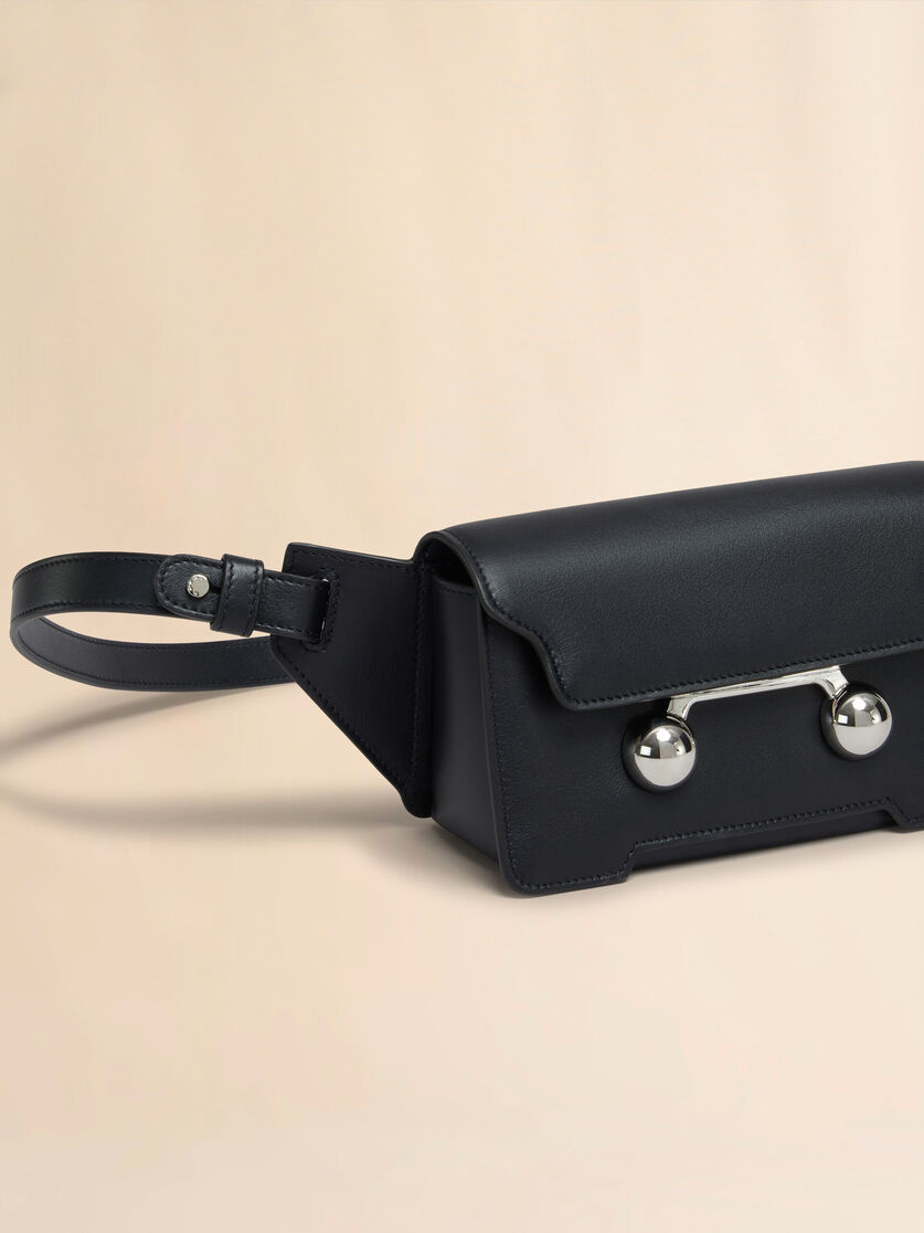 Borsa a tracolla Trunkaroo in pelle blu scuro - Marsupi - Image 4