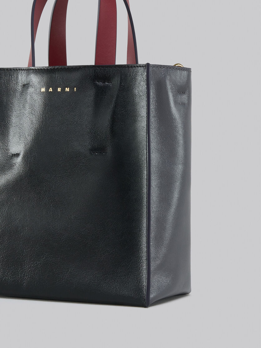 Mini-Tasche Museo Soft aus Leder in Grau, Schwarz und Rot - Shopper - Image 5