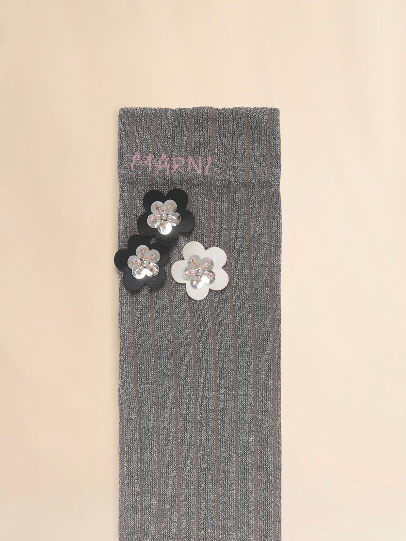 Calcetines de algodón gris con apliques de margaritas, Image 3