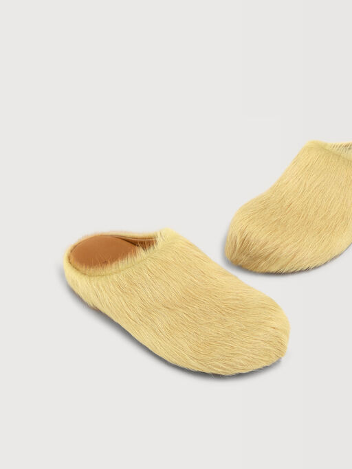 Gelber Fu&szlig;bett-Sabot mit langem Kalbsfell - Holzschuhe