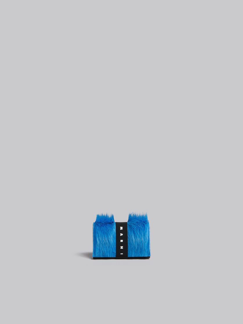 로고 스트랩이 있는 블루 롱 헤어 송아지 가죽 3단 지갑 - 지갑 - Image 3