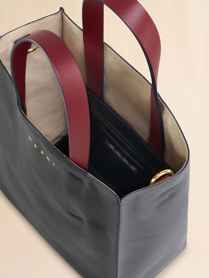 Mini-Tasche Museo Soft aus Leder in Grau, Schwarz und Rot - Shopper - Image 3
