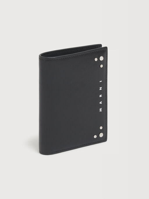 ブラックレザー 二つ折りウォレット スタッズ付き - 財布