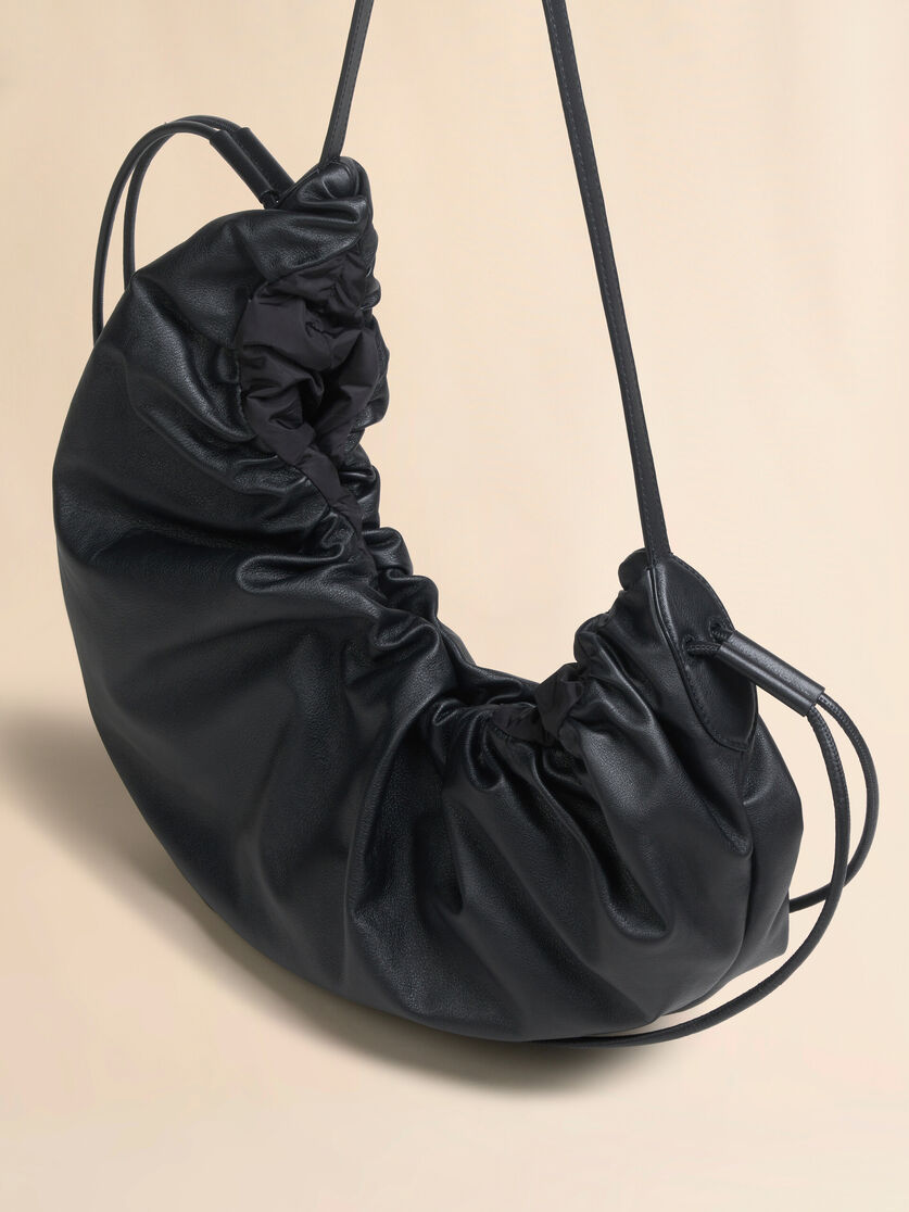 ブラック レザー製 Scrunchie ミディアムホーボーバッグ - ショルダーバッグ - Image 4