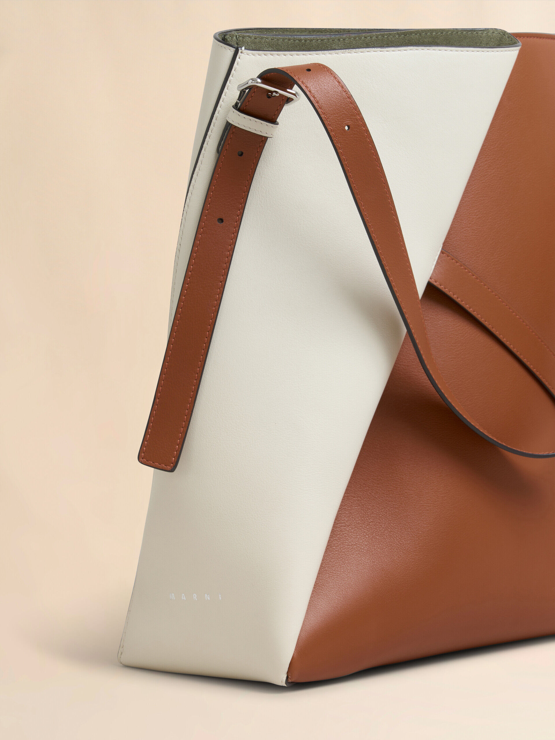 MARNI ショルダーバッグ ホワイト/ブラウン. ブラウン ホワイト レザー製 Reverse ホーボーバッグ | Marni