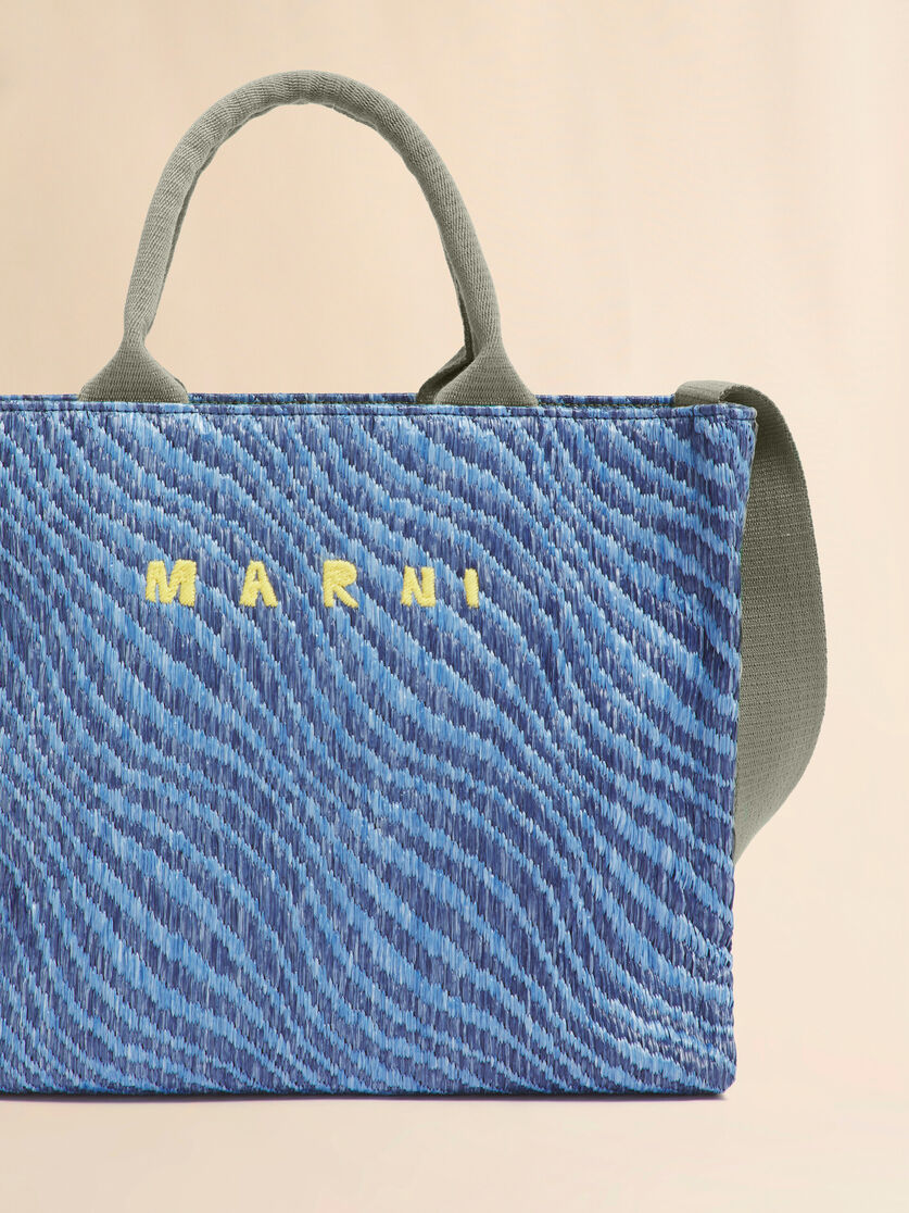 Blue wavy raffia-effect small tote bag, Image 5