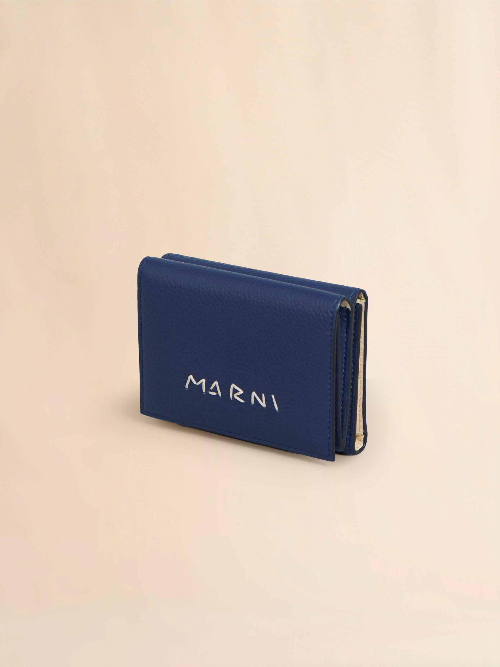 【MARNI】三つ折り財布 レディース レザー ミニ財布 ロゴ 刺繍 ブルー レザー製三つ折りウォレット、マルニシンボル刺繍入り