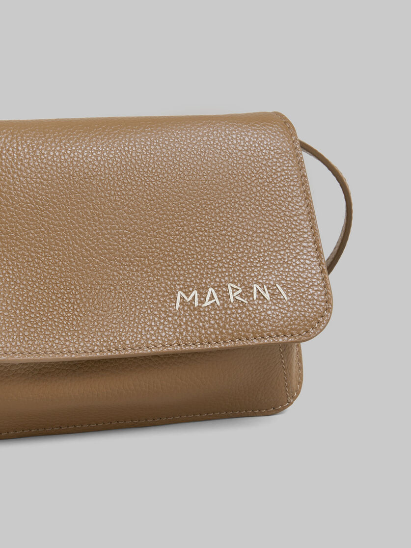 ブラウン レザーショルダーバッグ、マルニメンディング刺繍入り | Marni