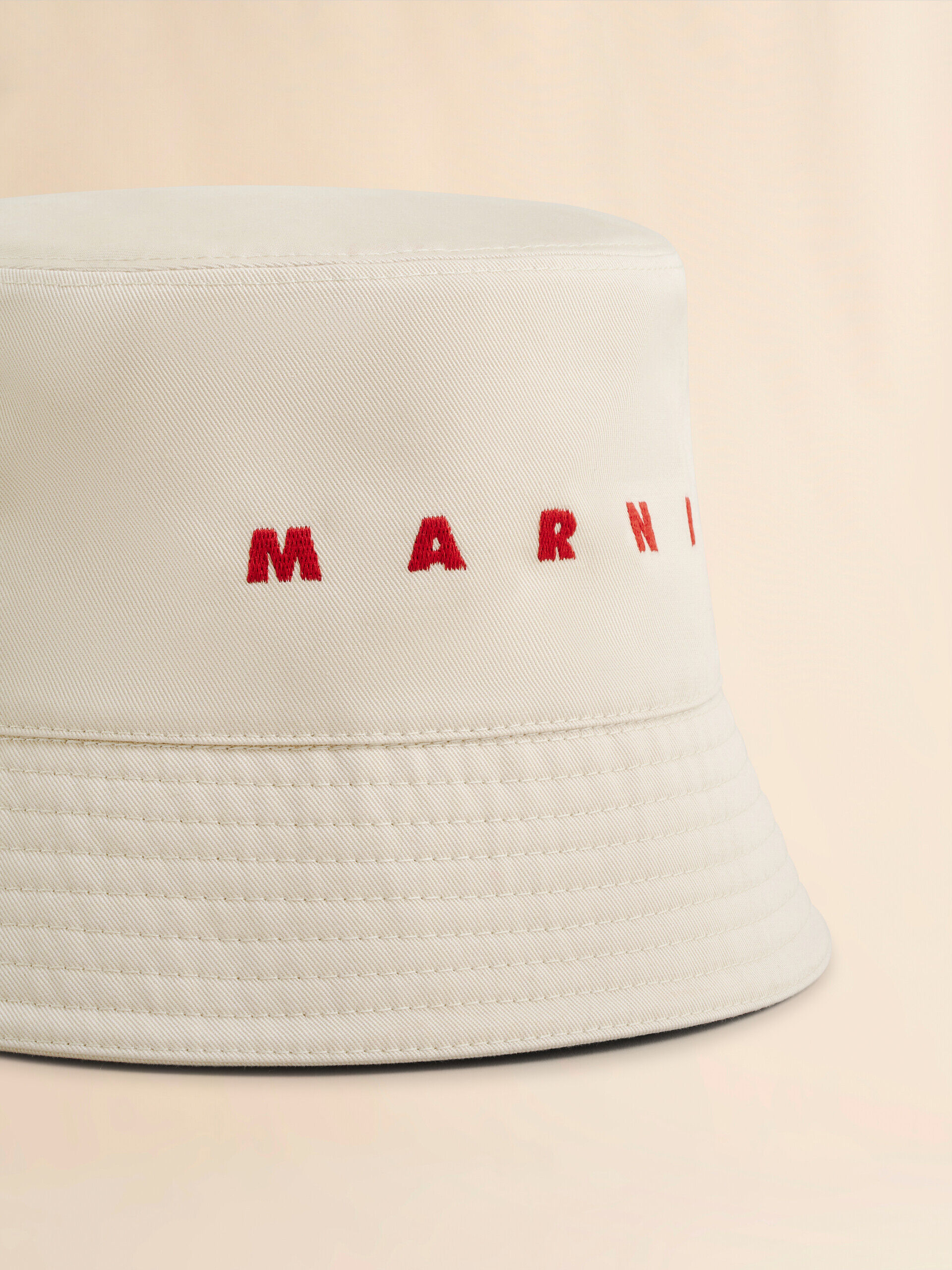 アイボリー オーガニックギャバジン製バケットハット、刺繍ロゴ入り