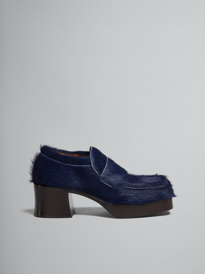 Dark blue long hair calfskin heeled loafer - Pumps - Image 1