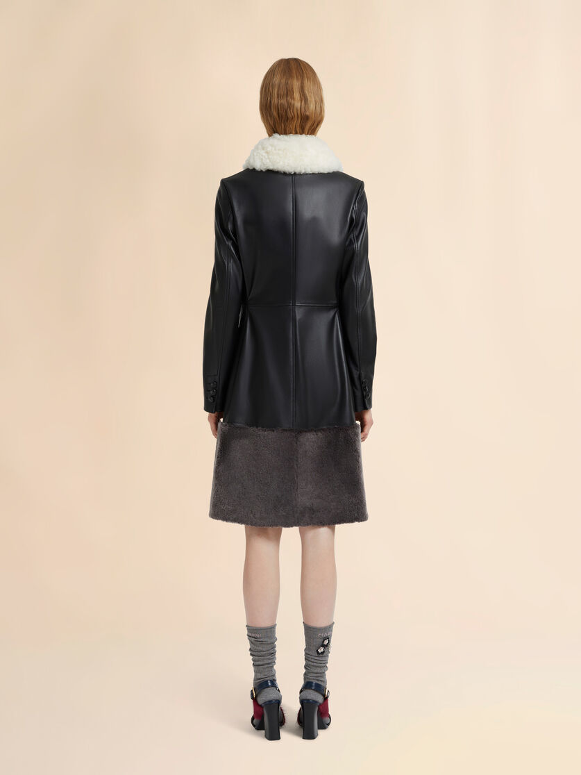 Abrigo de napa negra con inserciones de borreguito, Image 3