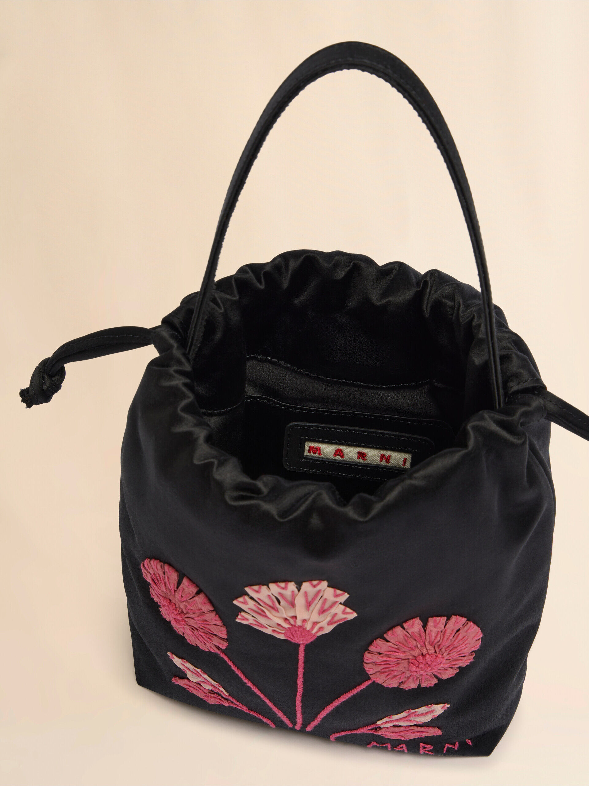 可憐◎*Marni*ブラックサテン Scrunchie ドローストリングバッグ Black satin Scrunchie small drawstring bag | Marni