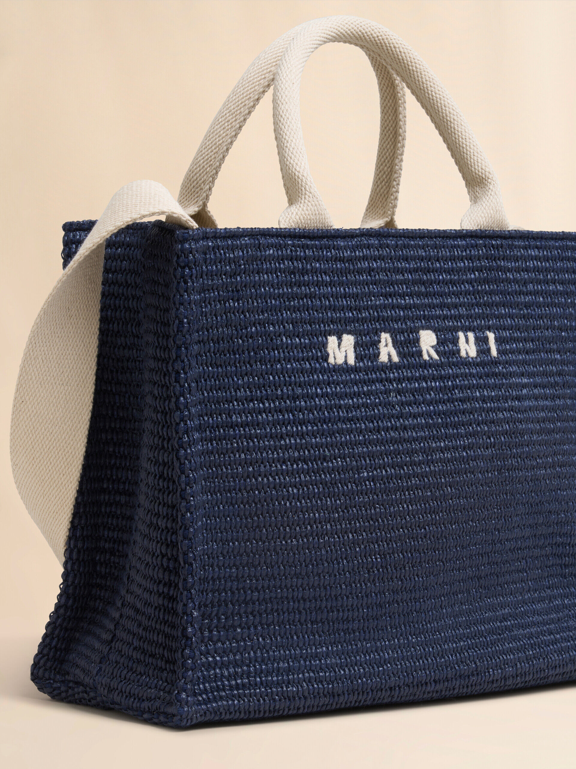 セール【マルニ】ストライプラフィアスモールトート★送料関税込 クリームピンク＆ブルーのストライプ柄ラフィアエフェクト