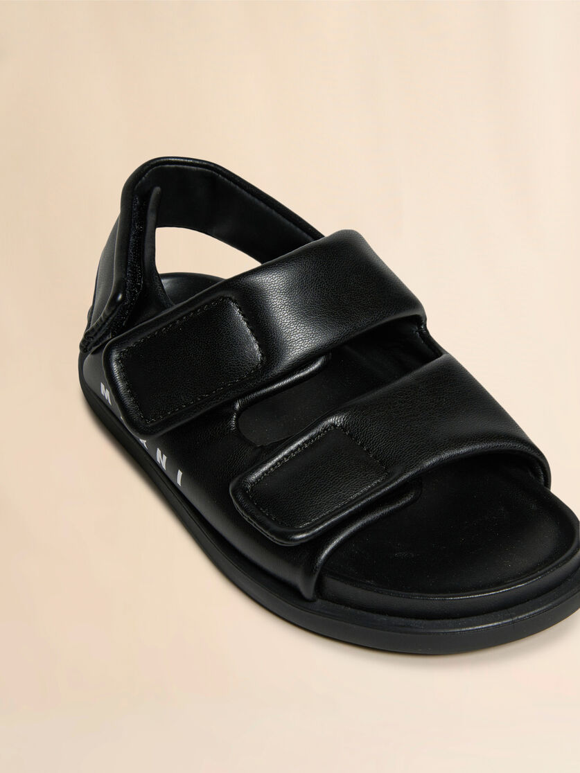 Fussbett aus beschichtetem schwarzen Stoff - Sneakers - Image 4
