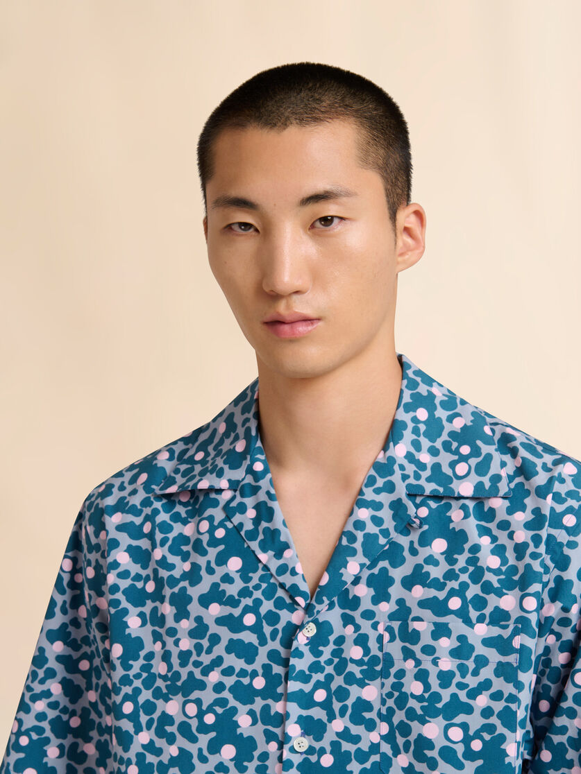 Camisa bowling de popelina azul con estampado Vibrations, Image 4