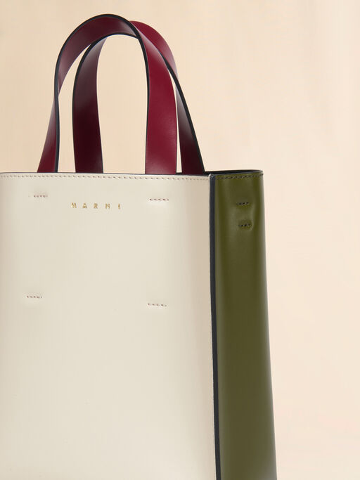 ホワイト、グリーン、レッド レザー製 Museoミニバッグ - ショッピングバッグ