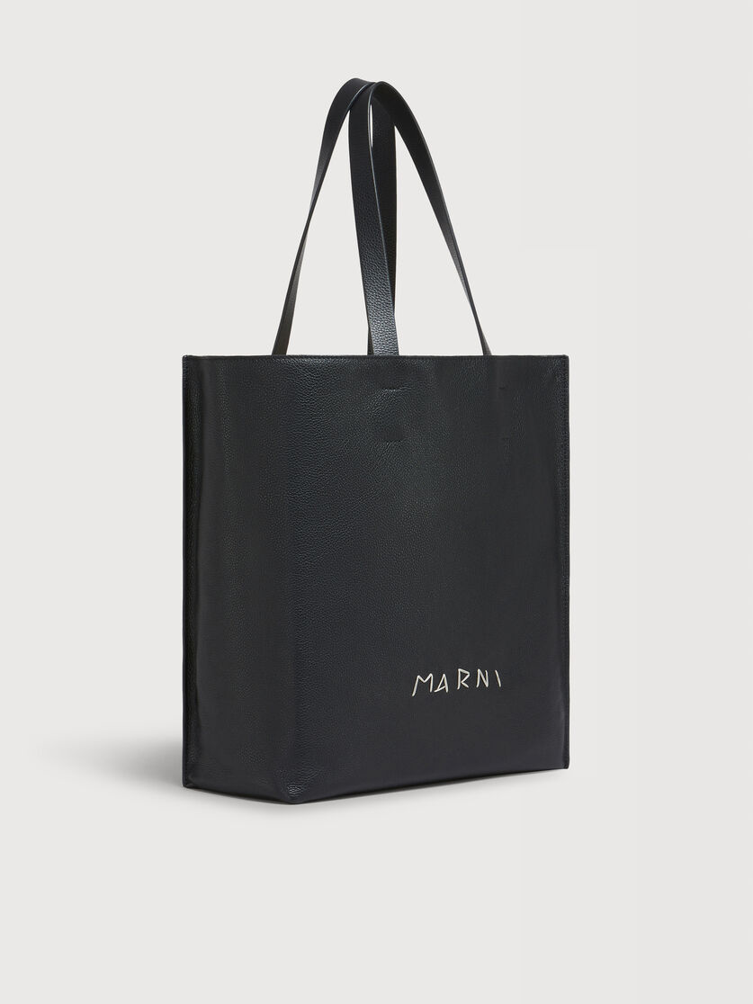 Museo Soft Tote Bag grande de piel negra con bordado Marni Symbol, Image 5