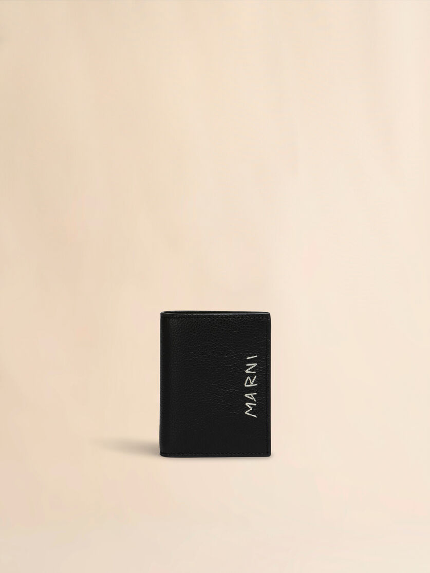 ブラック レザー製二つ折りウォレット、マルニシンボル刺繍入り | Marni