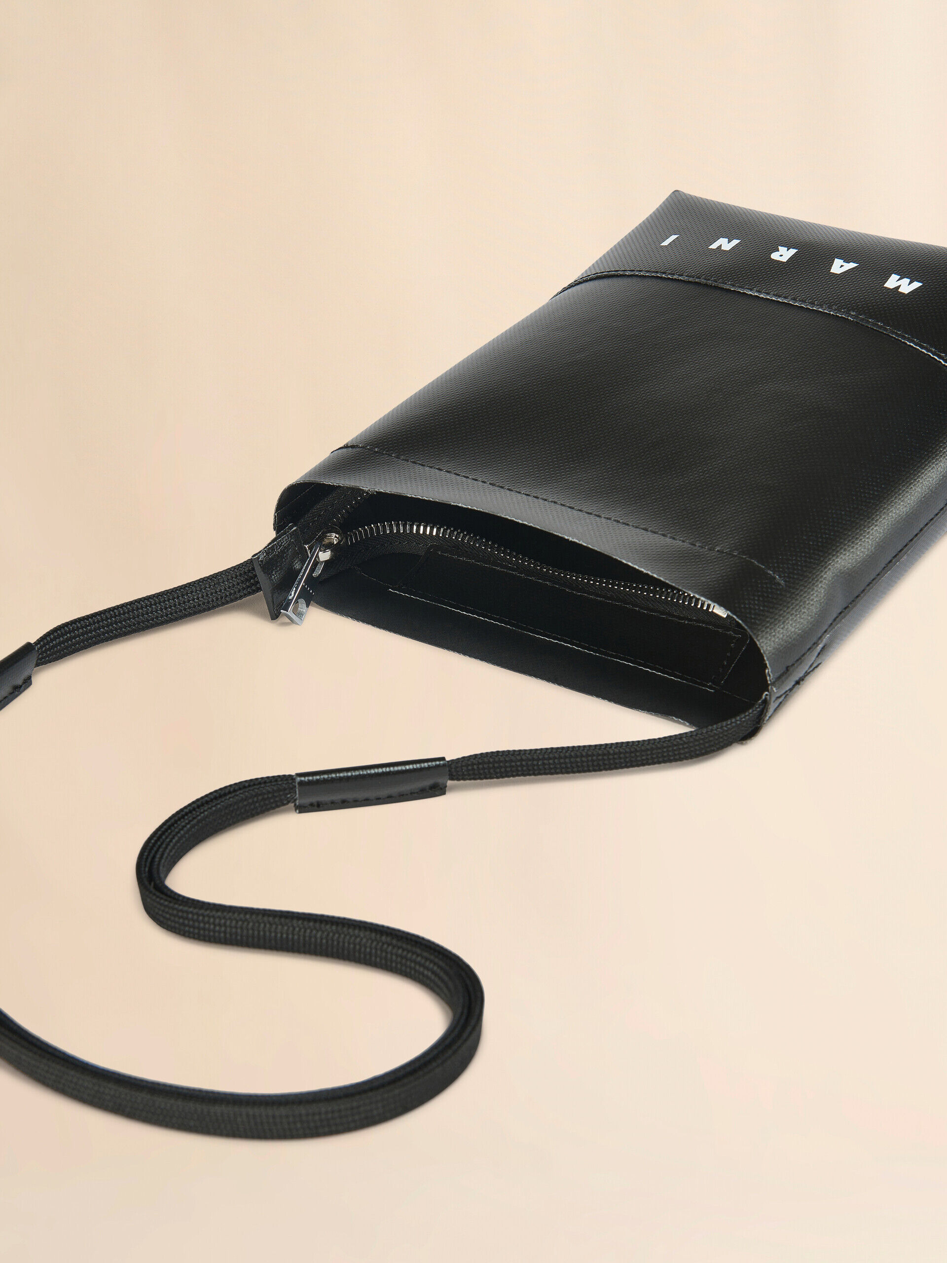 エレガントな【MARNI】シューレースストラップ付き ポーチ 24SS ブラック シューレースストラップ付きポーチ | Marni