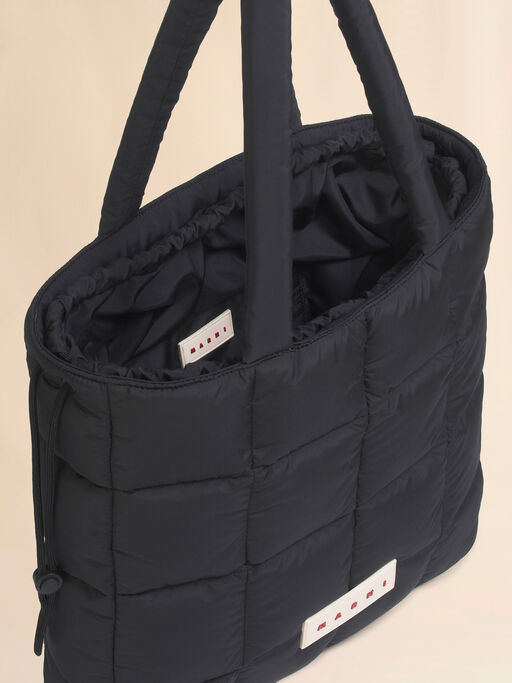 ブラック Puff トートバッグ - ショッピングバッグ