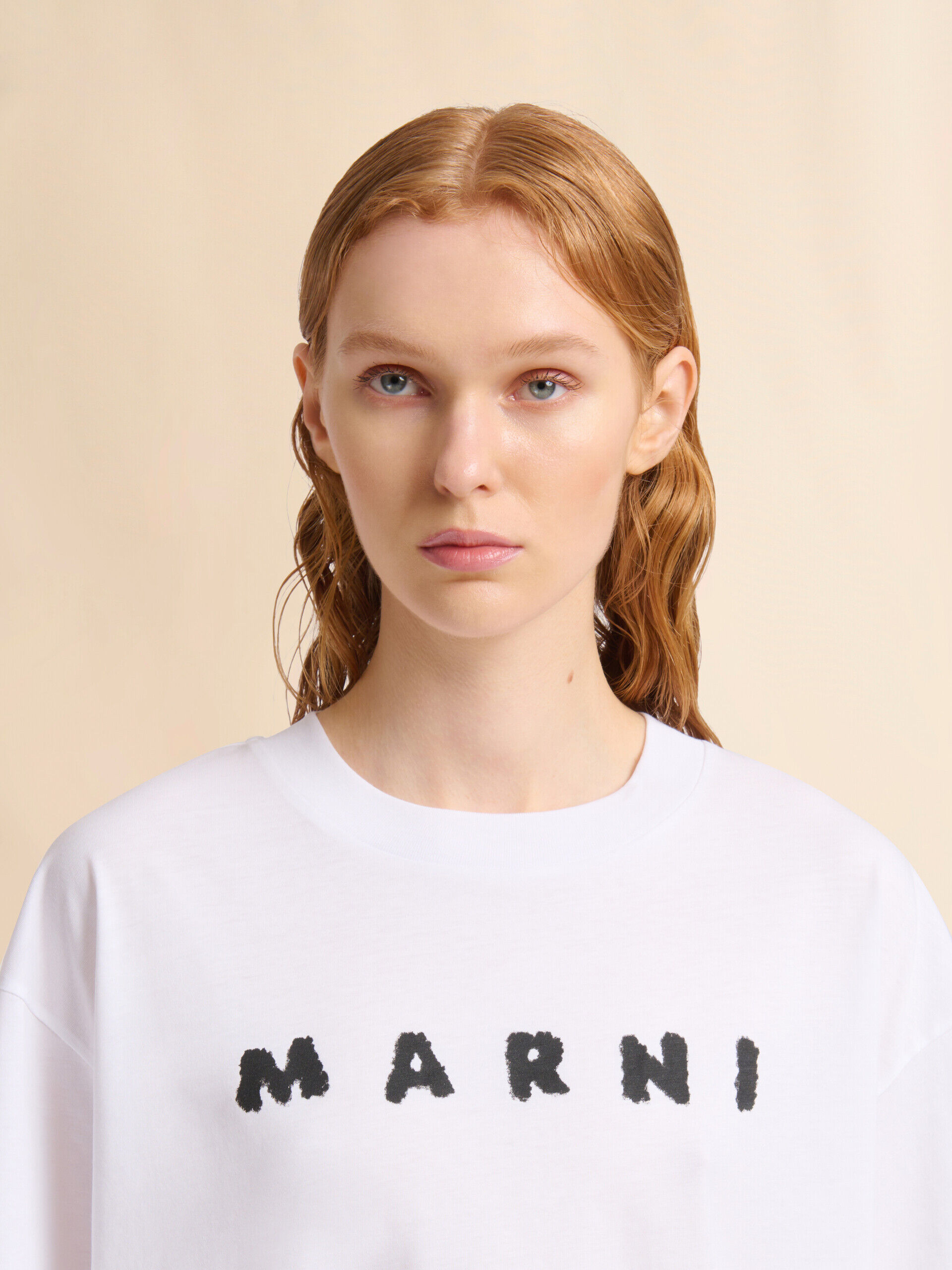ホワイト ジャージーコットン製Tシャツ、マルニスクリブルロゴ