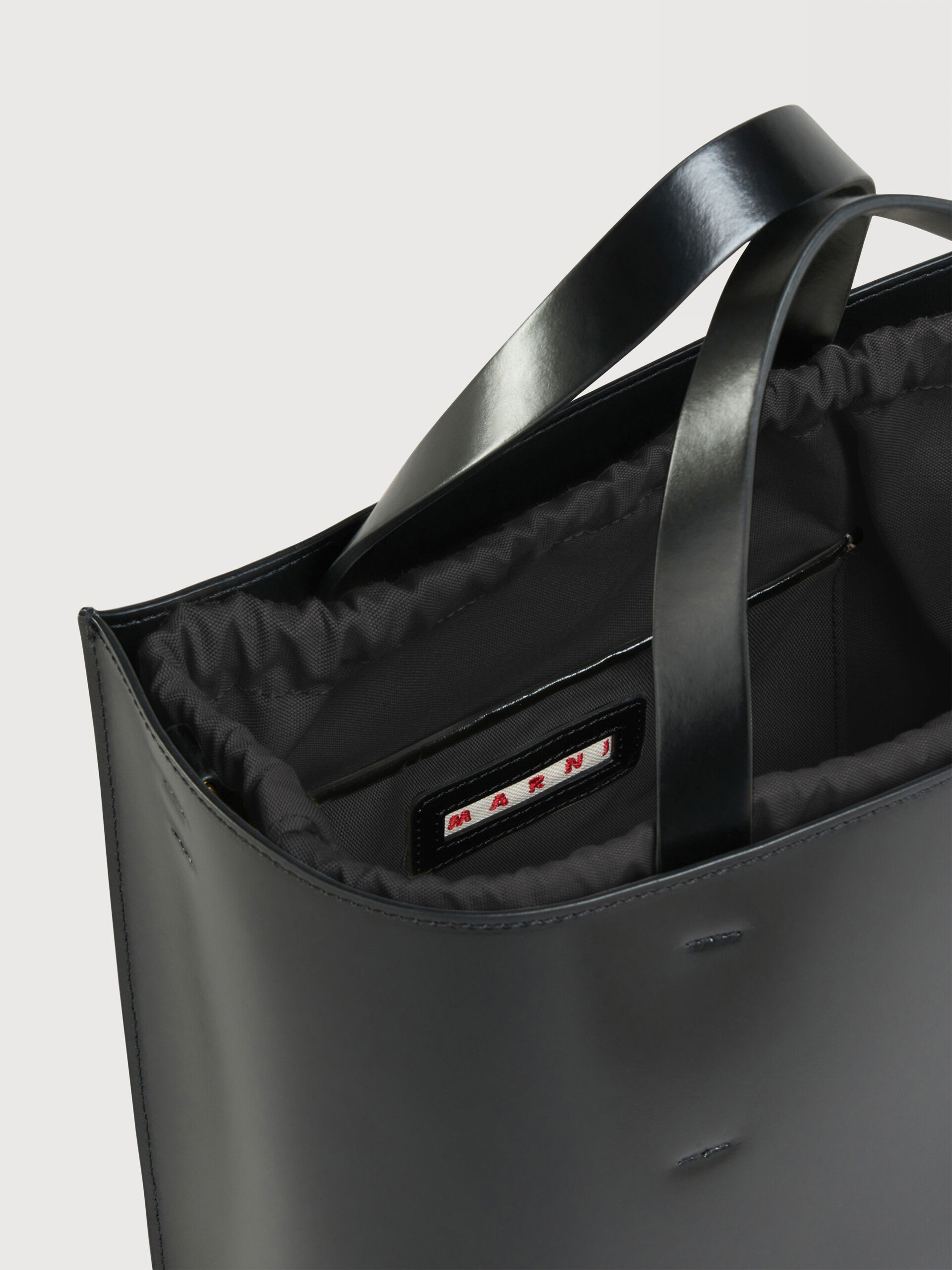 MARNI ブラックレザー ケース Museo small bag in black leather | Marni
