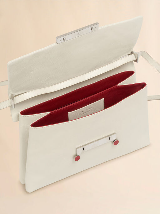 Mittelgroße Envelope-Tasche aus weißem Lackleder mit Craquelé-Optik - Schultertaschen