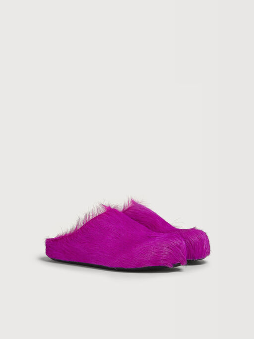 Pinkfarbene Fu&szlig;bett-Sabots aus Kalbsfell - Holzschuhe