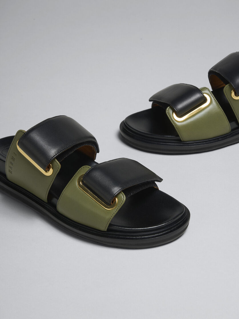 Fußbett-Sandalen aus Leder in Schwarz und Grün - Sandalen - Image 5