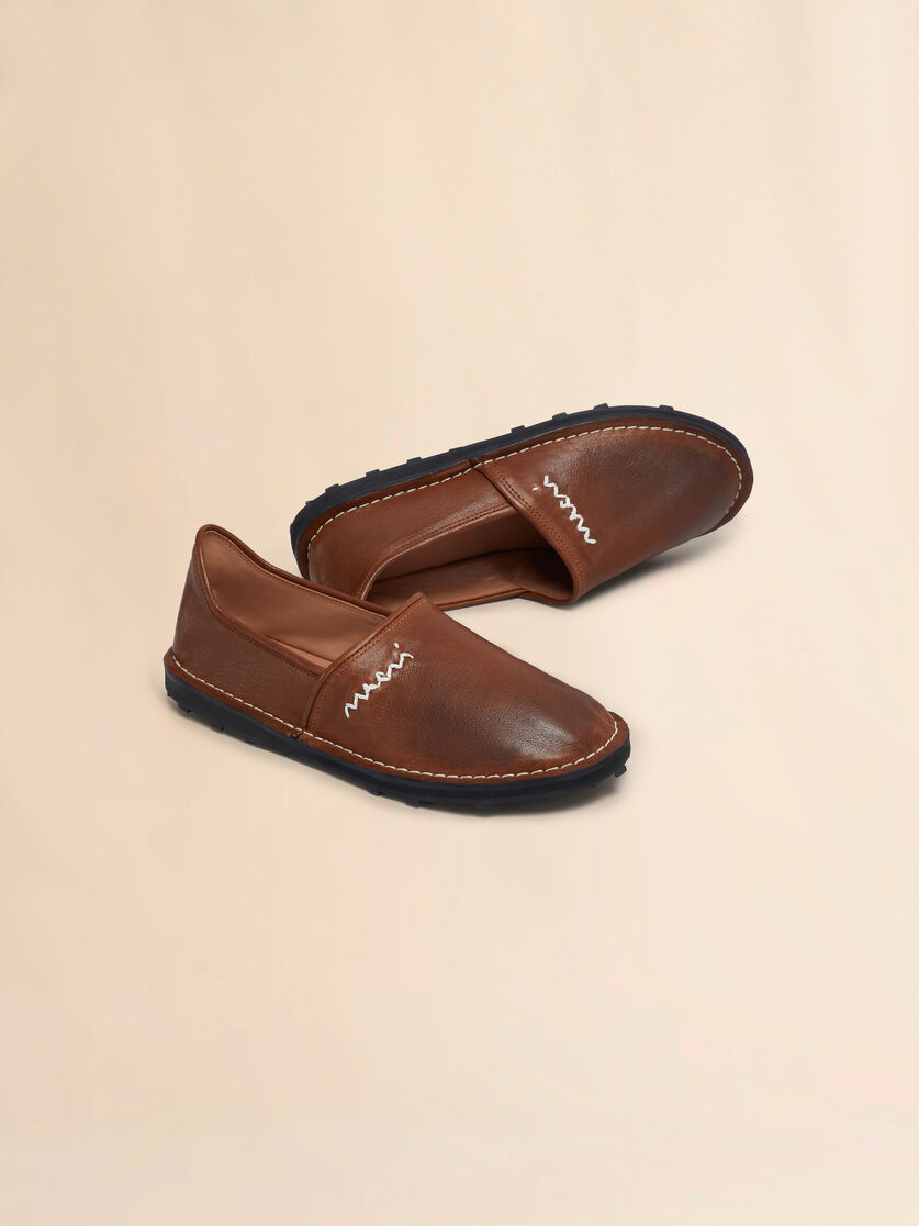 Mocasín slip-on de piel azul con bordado Marni Symbol - Zapatos con cordones - Image 4