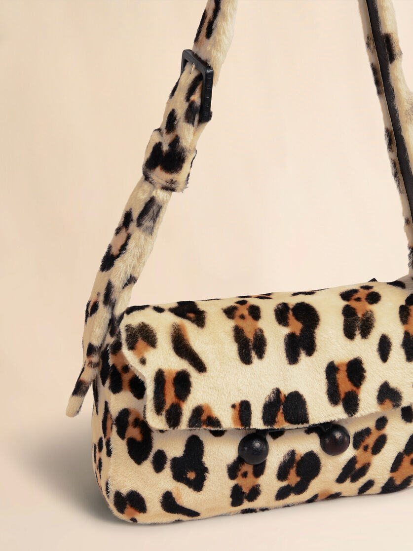 Mittelgroße Trunkaroo Soft Schultertasche aus Shearling mit Animal-Print - Schultertaschen - Image 4