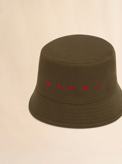 ディープグリーン オーガニックギャバジン製バケットハット、刺繍ロゴ入り - 手袋
