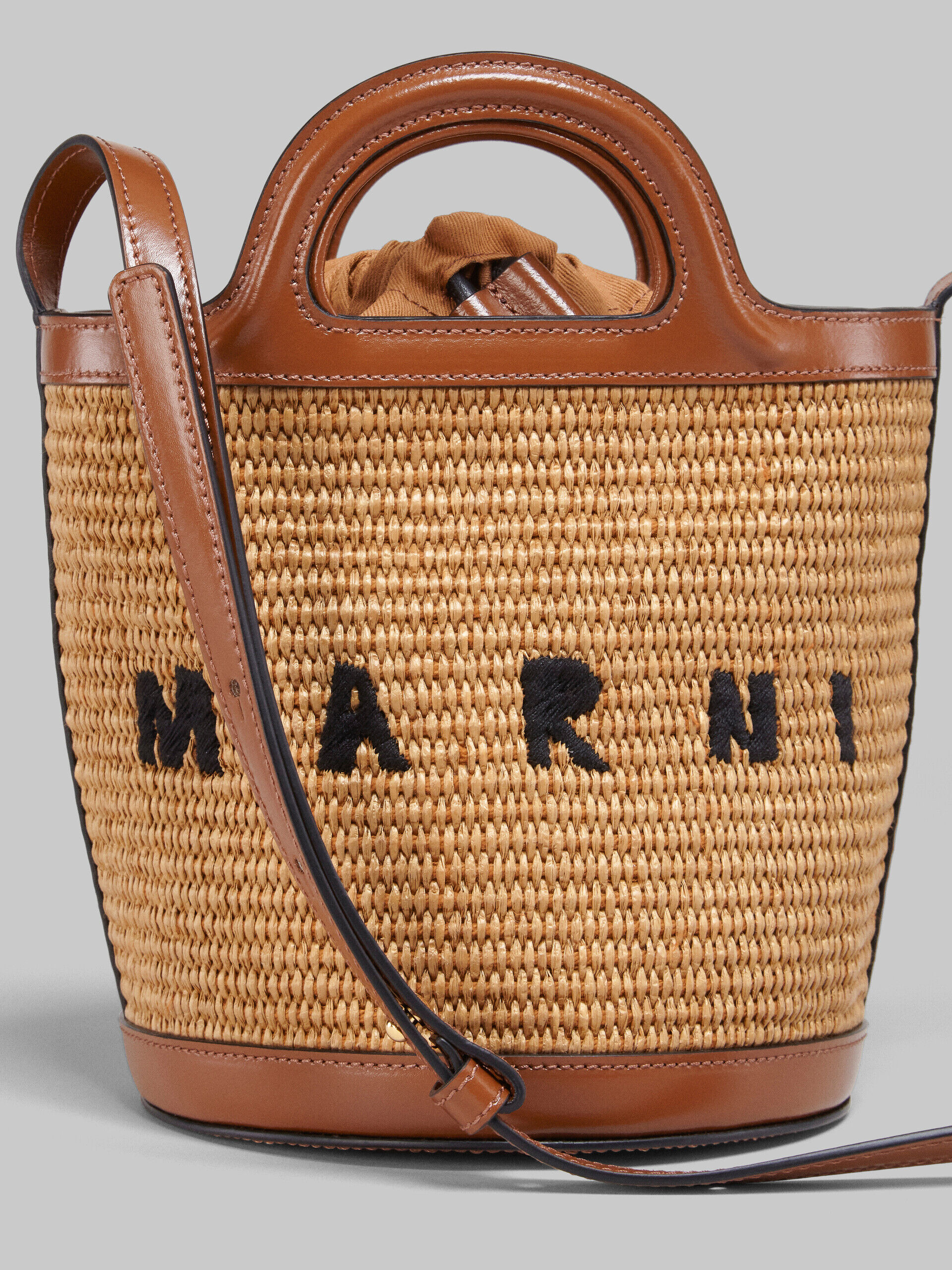 マルニのストローバッグですマルニ TROPICALIA BASKET BAG SMALL