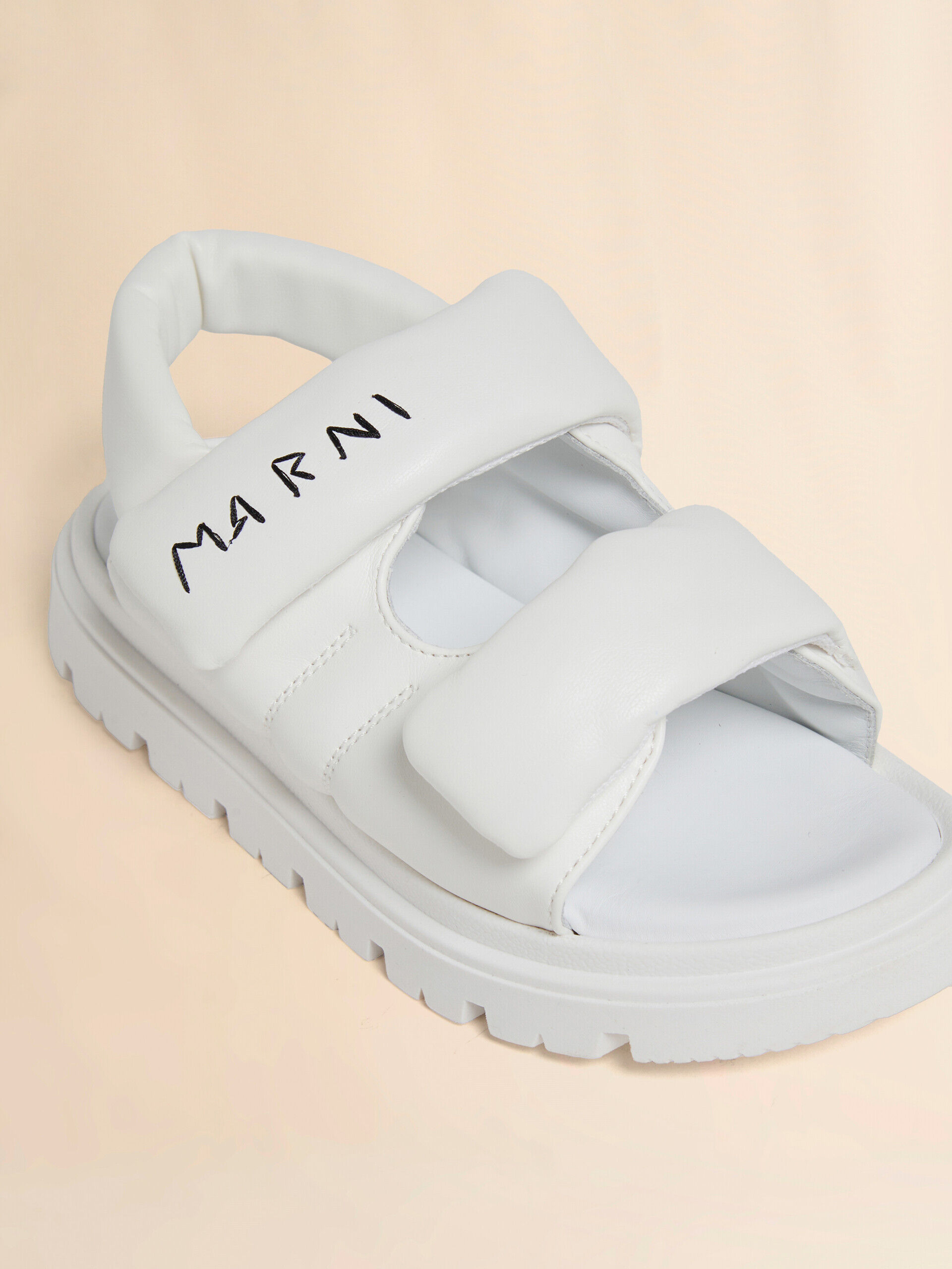 ホワイト パデッドサンダル、マルニメンディングロゴ入り | Marni