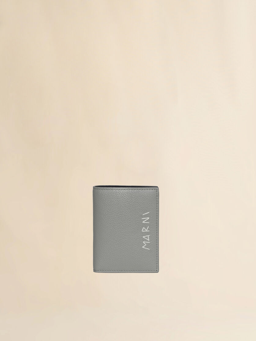 グレー レザー製二つ折りウォレット、マルニシンボル刺繍入り, Image 1