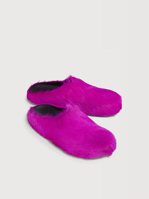 Pinkfarbene Fu&szlig;bett-Sabots aus Kalbsfell - Holzschuhe